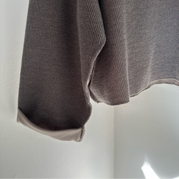 UO small grey sweater material long sleeve wide arms - Picture 3 of 4